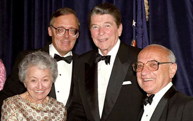 Rose i Milton Friedman amb el president Ronald Reagan l'any 1983, durant el sopar del desè aniversari de la Fundació Heritage presidida per Ed Faulner