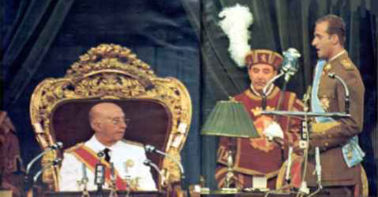 El príncep Juan Carlos jura, davant del dictador i de les Cortes, els Principios Fundamentales del Movimiento