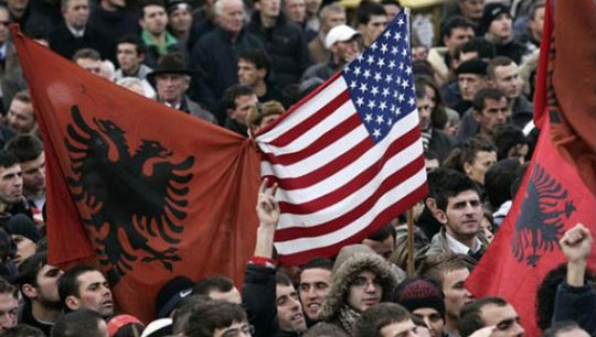 les banderes d'Albània i  Estats Units onegen juntes pels carrers de Prístina