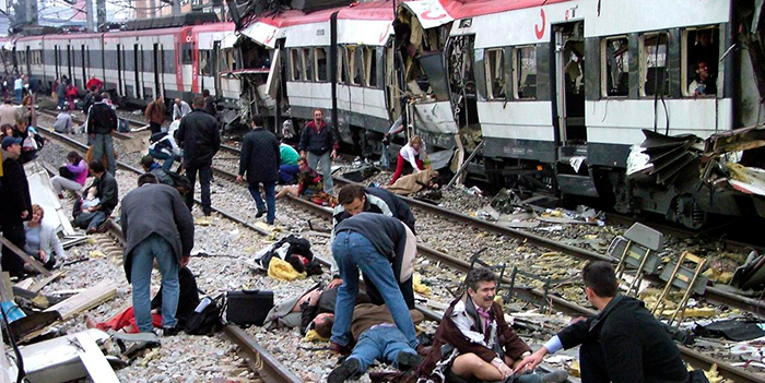 Imagen tomada tras los atentados en los trenes el 11-M en Madrid por Pablo Torres