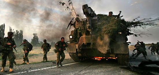 soldats georgians tracten d’apagar el foc d’un carro de combat